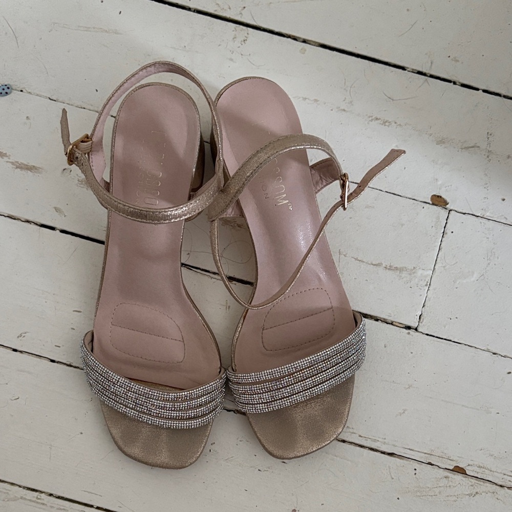 Elegant Women's Sandals in Metallic and Pink